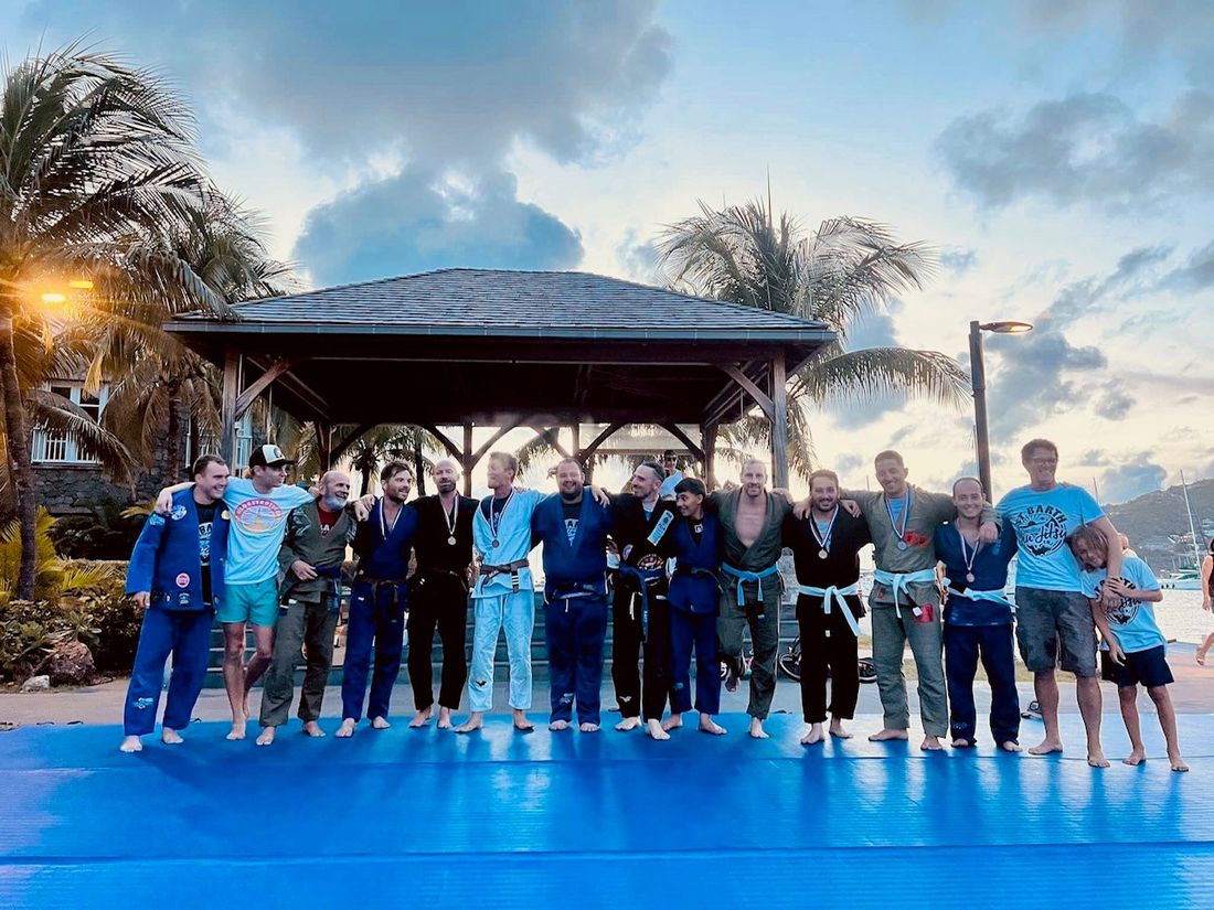 Les adultes du club alignés sur le tatami au coucher du soleil