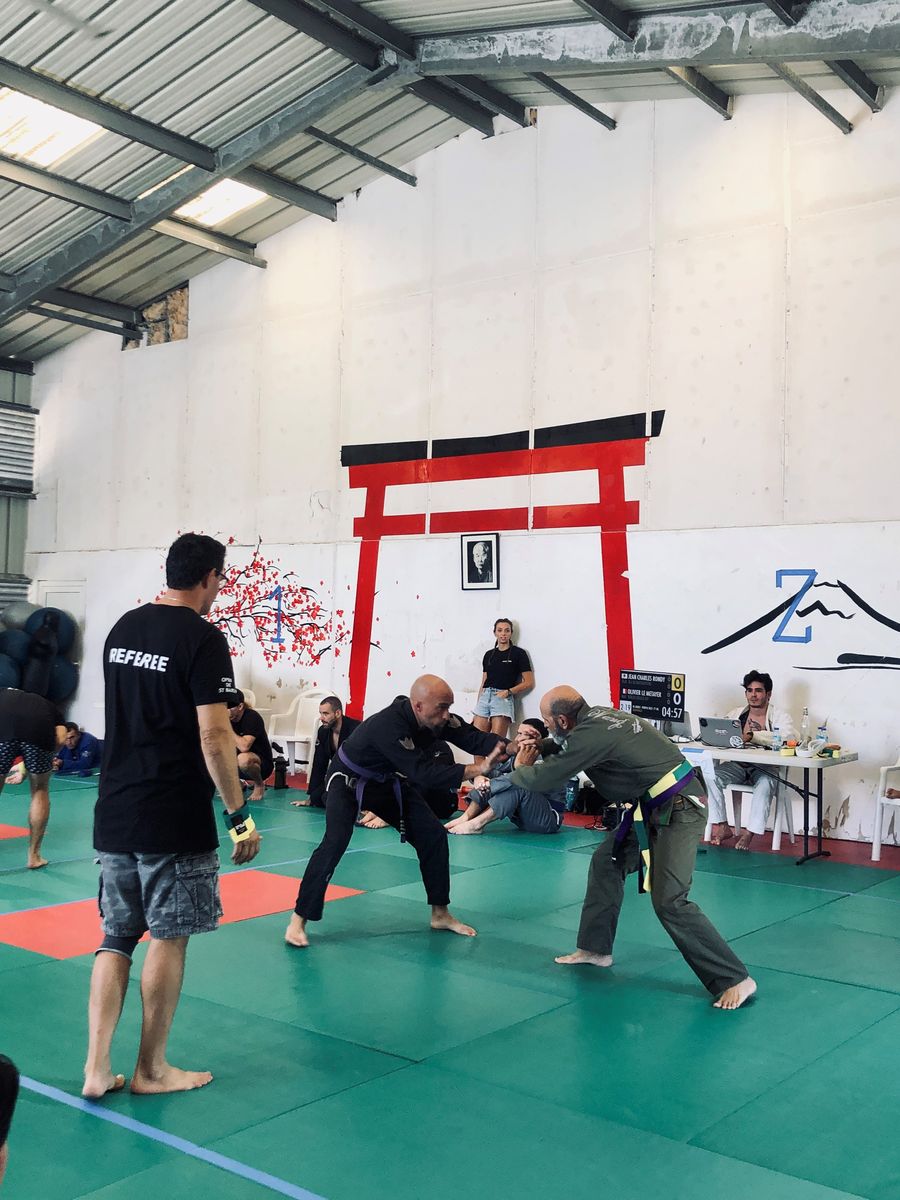 Combat en Gi lors de l'open de Saint-Barth, sous le torii peint du dojo