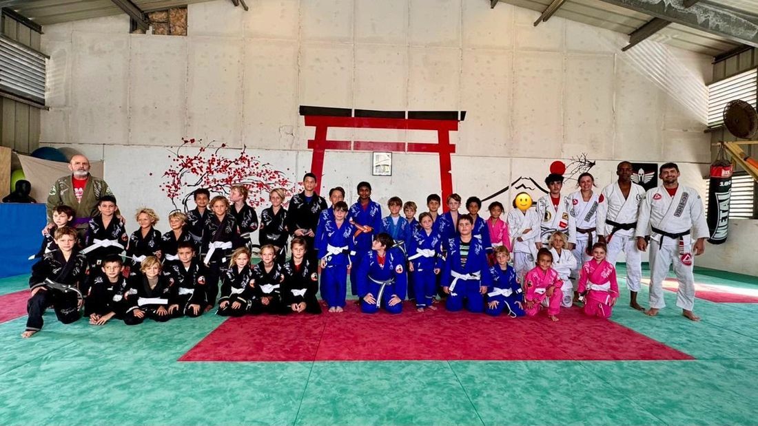 Les enfants du club et leurs encadrants sur le tatami du dojo de Saint-Jean
