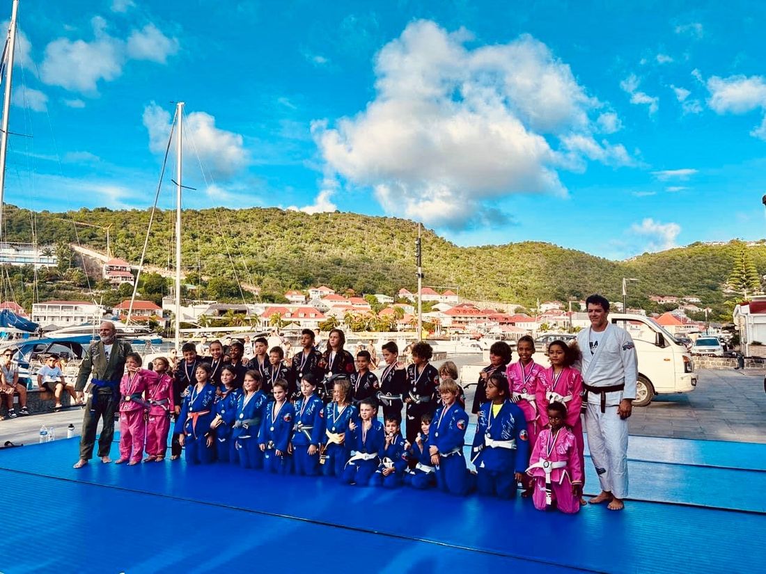 Les enfants du club, médailles au cou, sur le tatami installé sur le port de Gustavia
