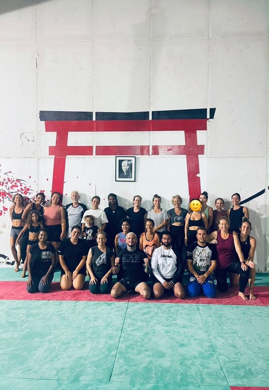 Le groupe Taïso réuni sous le torii du dojo de Saint-Jean